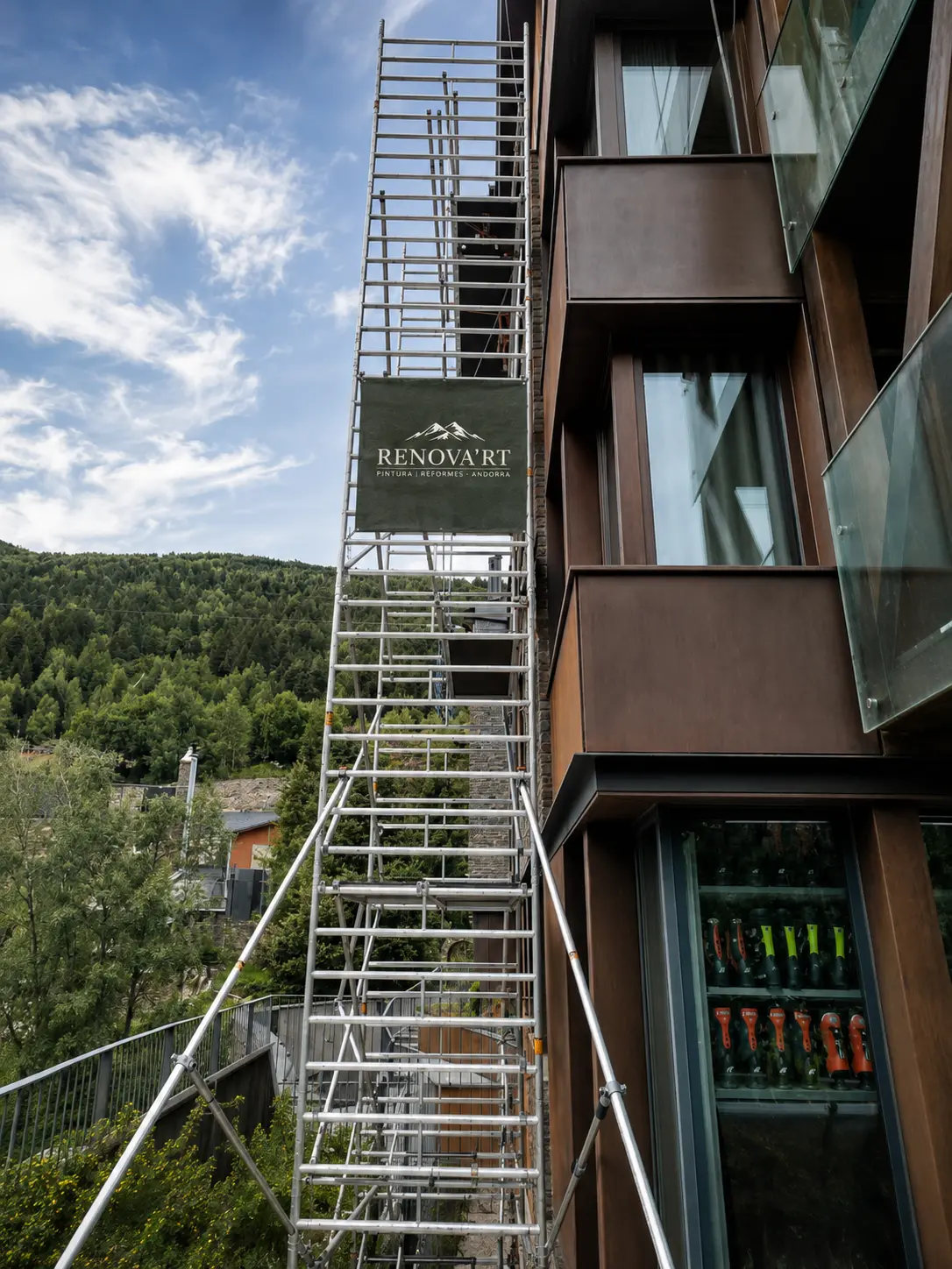 Bastida de Renova'rt muntada davant de balcons i façana metàl·lica en una comunitat d'Andorra