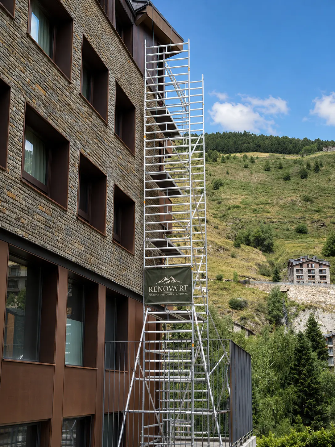 Bastida vertical de Renova'rt instal·lada al costat d'un edifici de muntanya a Andorra